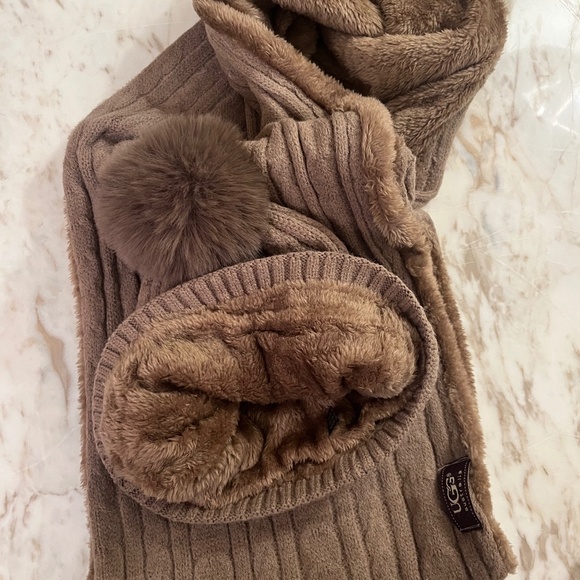 UGG Winter Chestnut Brown   Sweater Weather pom pom hat infinity scarf Set. NWT - Picture 4 of 8